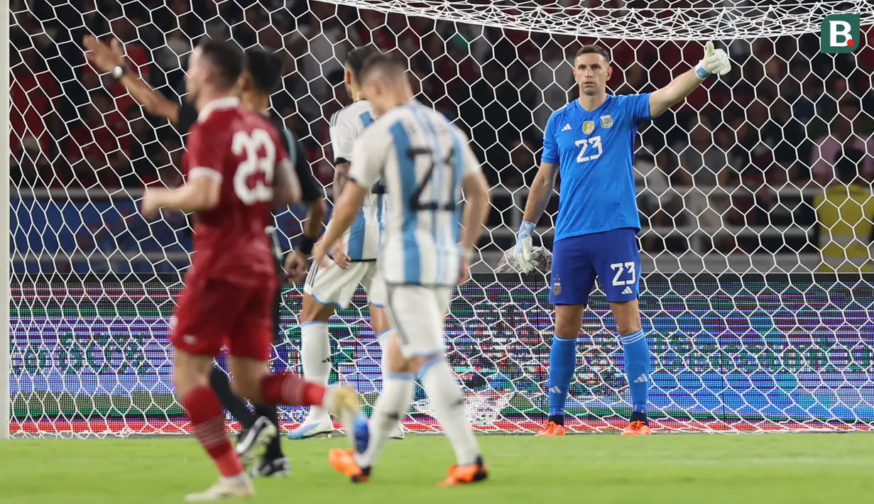 <p>Kiper Argentina, Emiliano Martinez saat laga FIFA Matchday melawan Timnas Indonesia di Stadion Utama Gelora Bung Karno (SUGBK), Senayan, Jakarta, Senin (19/06/2023). (Bola.com/Bagaskara Lazuardi)</p>
