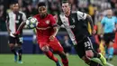 Bek Leverkusen, Wendell, berebut bola dengan striker Juventus, Federico Bernardeschi, pada laga Liga Champions di Stadion Juventus, Turin, Selasa (1/10). Juventus menang 3-0 atas Leverkusen. (AFP/Isabella Bonotto)