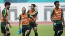Pemain Timnas Indonesia, Riko Simanjuntak, tertawa saat latihan di Stadion Wibawa Mukti, Jawa Barat, Selasa (6/11). Latihan ini merupakan persiapan jelang Piala AFF 2018. (Bola.com/Vitalis Yogi Trisna)