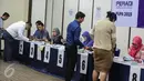 Sejumlah calon peserta melakukan pendaftaran ujian profesi Perhimpunan Advokat Indonesia (Peradi) gelombang kedua di di Gedung Serbaguna Senayan, Jakarta, Senin (14/9/2015). (Liputan6.com/Faizal Fanani)