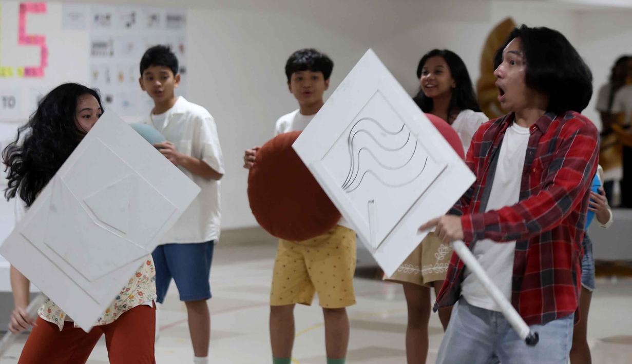 Latihan ini untuk mematangkan perhelatan yang rencananya akan digelar di Ciputra Artpreneur, Kuningan Jakarta Selatan, pada 30 Januari-15 Februari 2026. Tampak dalam foto, pelakon musikal Perahu Kertas berakting pada sesi latihan di Ciputra Artpreneur, Jakarta, Kamis (15/1/2026). (KapanLagi.com/Budy Santoso)