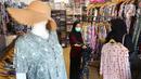 Pedagang melayani pembeli di salah satu outlet pakaian di Kawasan Tangerang, Banten, Rabu (9/2/2022). Badan Pusat Statistik (BPS) meyakini daya beli masyarakat makin membaik pada awal tahun 2022. (Liputan6.com/Angga Yuniar)
