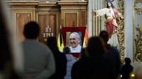 Paus Fransiskus meninggal dunia sehari setelah menghadiri ibadah Paskah di Vatikan. Tampak foto Paus Fransiskus terlihat selama misa di Gereja San Isidro Collegiate, Madrid, pada tanggal 22 April 2025. (OSCAR DEL POZO/AFP)