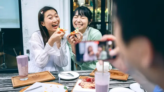 gembira makan sahabat teman perempuan foto