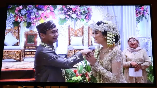 [Bintang] Raditya Dika dan Annisa Aziza