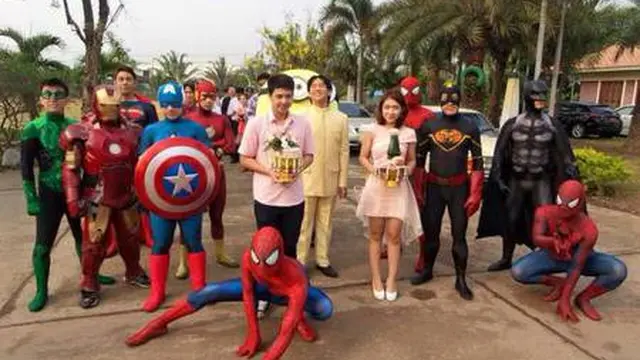 6 Potret Tamu Pernikahan Pakai Kostum Superhero Ini Nyeleneh Banget
