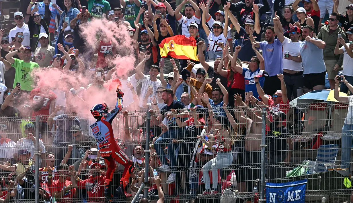Duel sengit antara Francesco Bagnaia dan Marc Marquez terjadi sepanjang 11 putaran terakhir lomba. (JORGE GUERRERO/AFP)