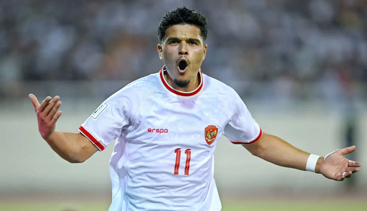 Pemain Timnas Indonesia, Ragnar Oratmangoen melakukan selebrasi setelah mencetak gol ke gawang Vietnam pada laga Grup F Kualifikasi Piala Dunia 2026 di My Dinh Stadium, Vietnam, Selasa (26/03/2024). (AFP)
