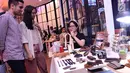 CEO EV Hive, Carlson Lau meninjau booth start up di EV Hive @ Filateli di Pasar Baru Jakarta, Jumat (6/4). EV Hive @ Filateli sebagai pusat  ruang kolaborasi untuk perusahaan rintisan di bidang start up, teknologi dan kreatif. (Liputan6.com/Angga Yuniar)