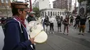 Orang-orang memainkan drum dalam peringatan mengenang korban overdosis di Vancouver, British Columbia, Kanada (31/8/2020). Acara global ini diadakan setiap 31 Agustus. (Xinhua/Liang Sen)