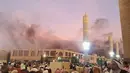 Asap hitam membumbung di dekat Masjid Nabawi, Arab Saudi, Senin (4/7). Ledekan terjadi akibat bom bunuh diri di pos polisi yang lokasinya berdekatan dengan kompleks Masjid Nabawi yang mengakibatkan 5 orang tewas. (Facebook.com/Haramain)