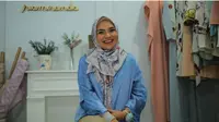 Tutorial Hijab Satin yang Formal untuk Gaya Kasual Selama Ramadan. (foto: Vidio.com/Liputan6.com)