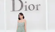 Gaya Summer Look Shandy Aulia Hadiri Dior Show di Paris Fashion Week, Foto Bareng Miranda Kerr dan Rihanna