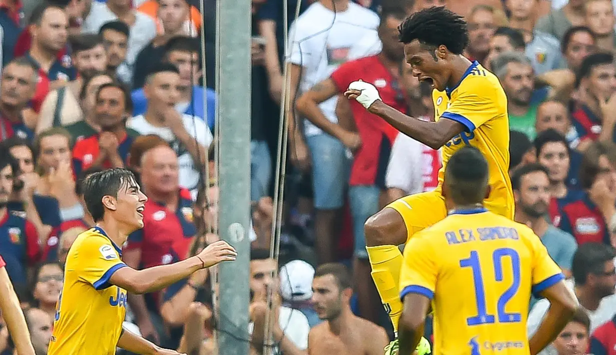 Pemain Juventus, Juan Cuadrado (atas) menyumbangkan satu gol untuk kemenangan timnya atas Genoa pada lanjutan Serie A di Luigi Ferraris Stadium, Genoa (26/8/2017).  Juventus menang 4-2. (Simone Arveda/ANSA via AP)