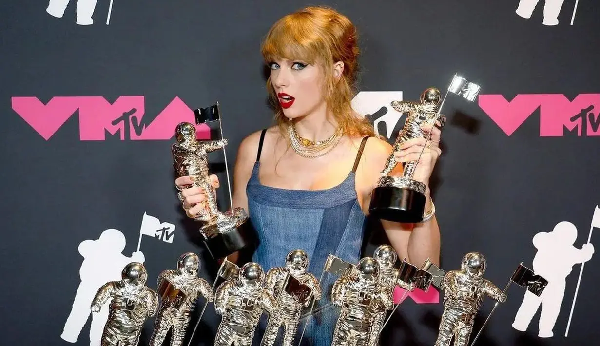 <p>Setelah memenangkan 9 trofi di MTV VMA 2023, Taylor Swift juga mengguncang acara afterparty dengan penampilannya mengenakan denim. [Foto: Instagram]</p>