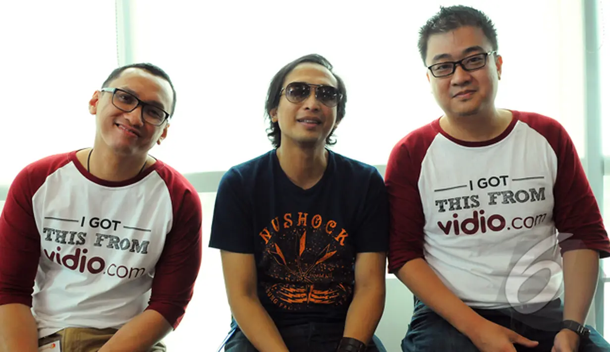 Vidio.com berfoto bersama Piyu  saat konferensi pers di markas Vidio.com, Jakarta, Jumat (30/1/2015). (Liputan6.com/Faisal R Syam)