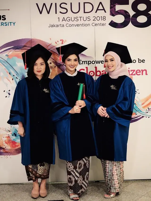 [Bintang] Wisuda S2 Ashanty