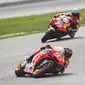 Marc Marquez tampak dibuntuti sang adik, Alex Marquez pada sesi tes pramusim MotoGP 2020 di Sirkuit Sepang, Malaysia (Twitter/Repsol Honda)