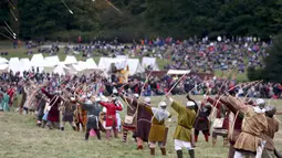 Sejumlah Warga mengarahkan panah saat mereka ulang Pertempuran Hasting di Battle, Inggris, (15/10). Pertempuran ini  terjadi akibat adanya perebutan kekuasaan. (REUTERS/Neil Balai)