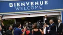 Penyerang baru PSG, Kylian Mbappe (kanan) menyapa fans saat perkenalan di Parc des Princes stadium, Paris, (6/9/2017). Mbappe dipinjam PSG dari Monaco dengan opsi permanen sebesar 180 juta euro tahun berikutnya. (AFP/Christophe Simon)