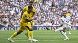 Gelandang Tottenham Hotspur, James Maddison (kanan) melepaskan tendangan ke gawang Sheffield united pada laga pekan kelima Premier League 2023/2024 di Tottenham Hotspur Stadium, London, Sabtu (16/9/2023) malam WIB. (AFP/Justin Tallis)