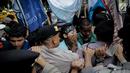 Massa dari BEM SI terlibat saling dorong dengan polisi saat aksi longmarch menuju Istana Merdeka, Jakarta, Senin (22/5). Mahasiswa menuntut proses hukum para koruptor dilakukan secara independen dan tanpa intervensi politik. (Liputan6.com/Faizal Fanani)