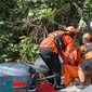 Tim SAR mengevakuasi jasad bapak dan anak yang tewas di Sungai Driyorejo Gresik. (Istimewa)