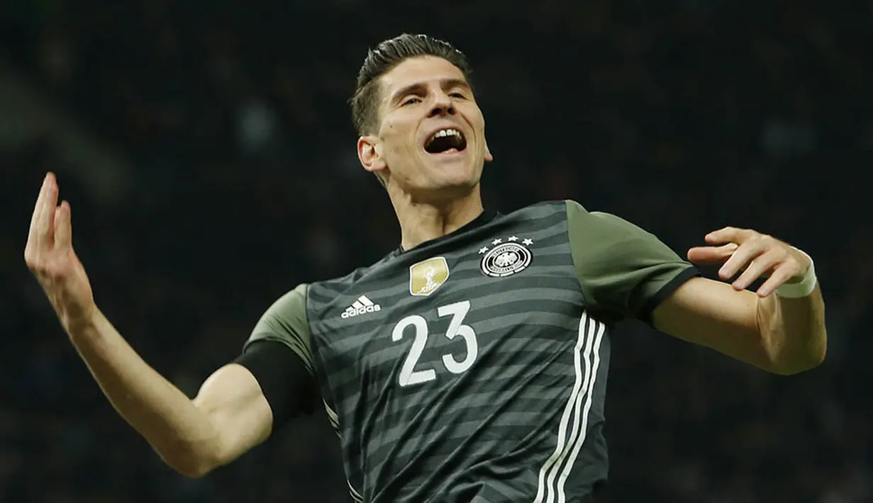 Striker Jerman, Mario Gomez, merayakan gol yang dicetaknya ke gawang Inggris pada laga persahabatan di Olympiastadion, Berlin, Sabtu (26/3/2016). Jerman sempat unggul 2-0 atas Inggris. (Reuters/Fabrizio Bensch)