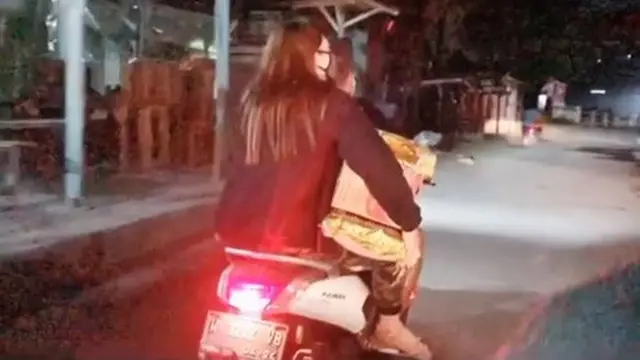6 Potret Via Vallen Bagi-bagi Sembako, Bantu Warga di Tengah Corona