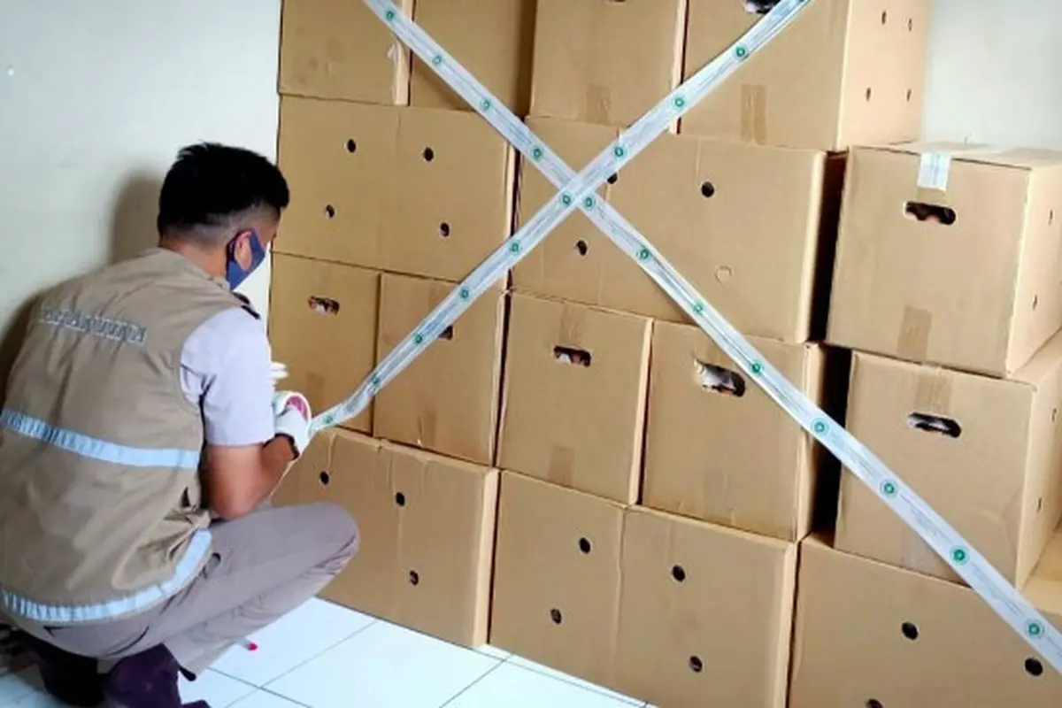 Petugas menyegel telur ayam ilegal dari Malaysia yang disita di sebuah pelabuhan Selat Panjang, Kepulauan  Meranti.