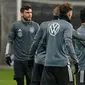 Pemain depan Julian Brandt (kanan) berbincang dengan rekan-rekannya selama sesi latihan tim di Frankfurt am Main, Jerman barat (18/11/2019). Jerman akan bertanding melawan Irlandia Utara pada Grup C Kualifikasi Piala Eropa 2020 di Commerzbank-Arena. (AFP Photo/Daniel Roland)