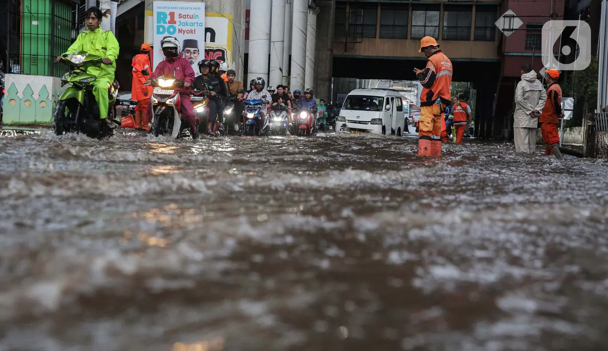 Sejumlah pengendara motor memaksa menerobos genangan air. (Liputan6.com/Angga Yuniar)
