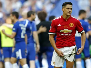 Striker Manchester United, Alexis Sanchez, tampak kecewa usai dikalahkan Chelsea pada laga final Piala FA 2017-2018 di Stadion Wembley, Sabtu (19/5/2018). Chelsea menang 1-0 atas Manchester United. (AFP/Ian Kington)