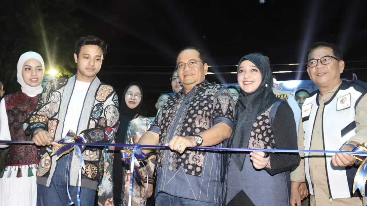 Wali Kota Jambi Maulana meresmikan lansung transportasi publik ramah lingkungan berbasis listrik.