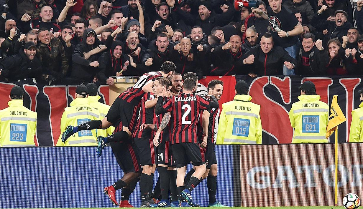 Suporter dan pemain AC Milan merayakan gol Leonardo Bonucci ke gawang Juventus pada laga Serie A di Allianz Stadium, Turin, (31/3/2018). Juventus menang 3-1. (Alessandro Di Marco/ANSA via AP)