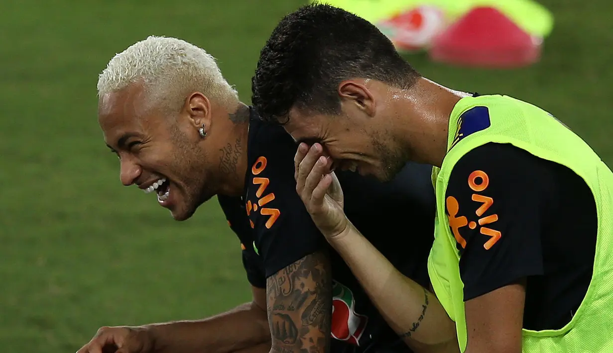 Neymar (kiri) dan Oscar tertawa bersama usai mengikuti sesi latihan sebelum melawan Bolivia pada kualifikasi Piala Dunia di Arena das Dunas Stadium, Natal, Brasil, (03/10/2016). (EPA/Macelo Sayao)
