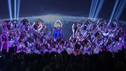 Carrie Underwood saat tampil di panggung CMA Awards 2018 di Bridgestone Arena, Nashville, Tennessee, AS, Rabu (14/11). Carry membawakan lagu 'Love Wins' di panggung CMA Awards 2018. (Michael Loccisano/Getty Images/AFP)