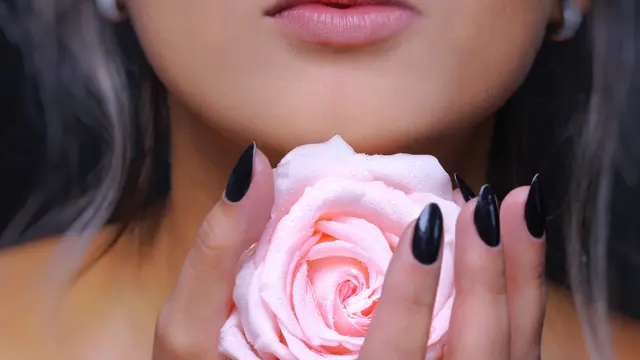 ilustrasi manfaat air mawar untuk bibir kering/Rodolfo Clix/pexels