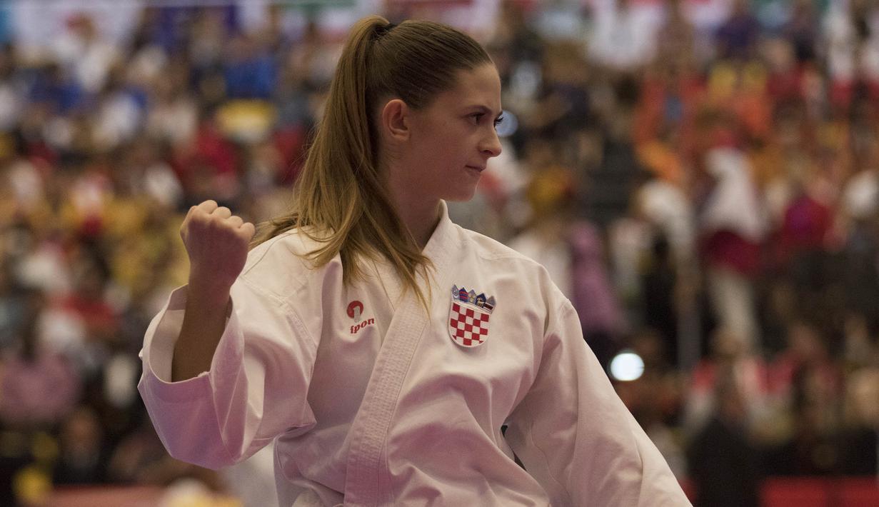 Karateka Croatia, Juric Magdalena, tampil pada Kejuaraan Dunia Karate Junior, Cadet, dan U-21 2015. (Bola.com/Vitalis Yogi Trisna)