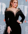 Adele tampil pertama kali red carpet setelah vakum lima tahun di BRIT Awards 2022. Penampilannya yang elegan berhasil mencuri perhatian warganet. (instagram/brits)