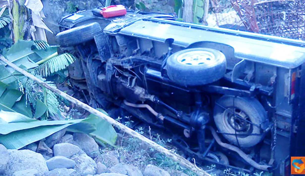 Citrizen6, Trenggalek: Diduga sopir mengantuk, mobil bak terbuka terguling di jalan Trenggalek Ponorogo. Tepatnya di Desa Jambu, Kecamatan Tugu, Kabupaten Trenggalek, Kamis (14/7). (Pengirim: Hery Susanto)