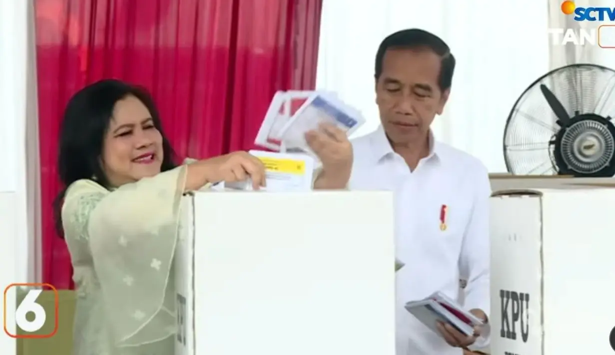 Jokowi tampak mengenakan kemeja berwarna putih dan celana panjang hitam. Ia juga menyematkan pin merah putih di kemejanya. [YouTube/SCTV]
