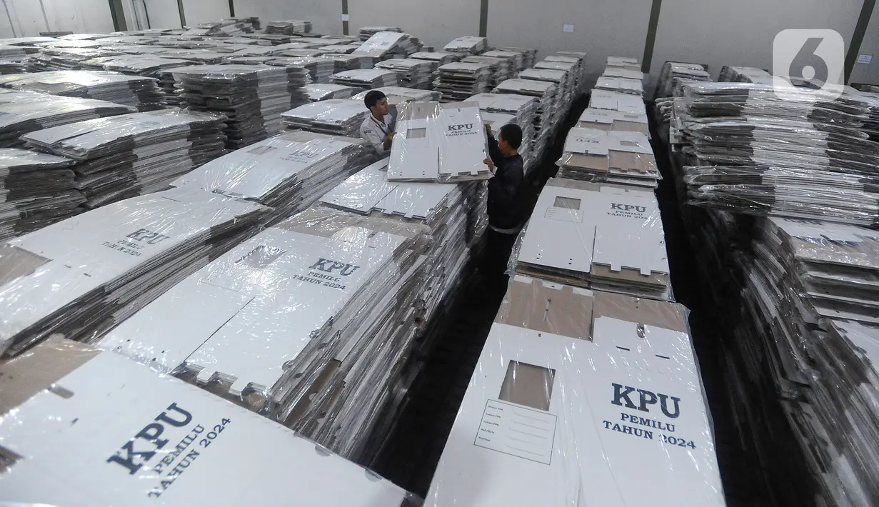 Dari ribuan kotak suara tersebut, nantinya akan dibentuk untuk kemudian ditempatkan di ruangan gudang penyimpanan sementara logistik yang telah disiapkan. (merdeka.com/Arie Basuki)