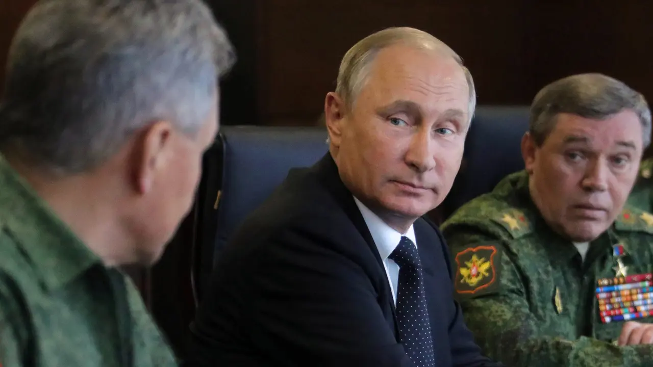 Pegang Teropong, Ini Gaya Putin Saat Tonton Latihan Perang 