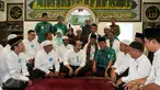 Direktur PAM Jaya Erlan Hidayat (tengah) menyapa peserta lomba PAM Islamic Fair 2017 di Jakarta, Rabu (10/5). PAM Islamic Fair tahun ini bertema 'Hidupkan Al-Quran Menuju Kedamaian Umat'. (Liputan6.com/Gempur M Surya)