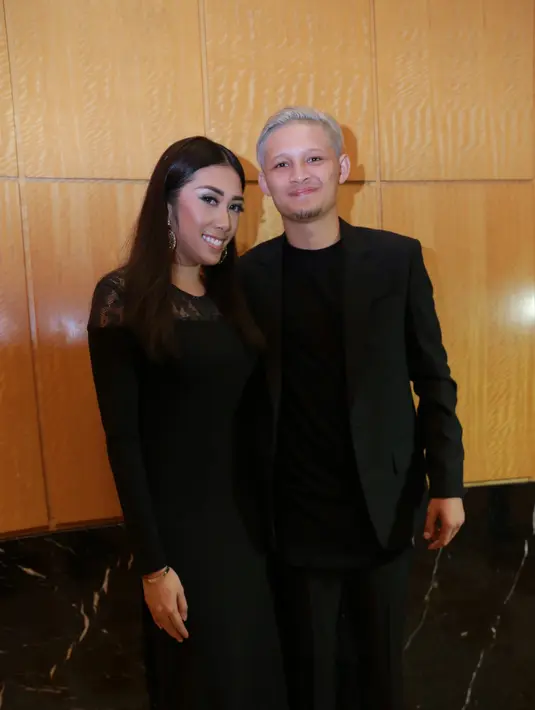 Saat menghadiri resepsi pernikahan Nina Zatulini, pesepak bola Syamsir Alam terlihat menggandeng pacar baru. (Galih W. Satria/Bintang.com)