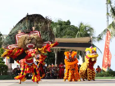 Penari Reog Ponorogo dan Barongsai beraksi bersama di Pantai Lagoon, Ancol, Jakarta, Sabtu (2/2). Untuk menyambut perayaan Imlek 2570, pengelola menampilkan Ancol Imlek Festival 2570. (Liputan6.com/Helmi Fithriansyah)