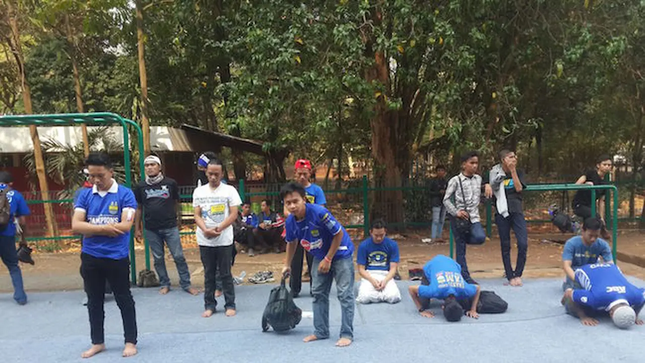  Beralaskan Karpet Biru, Bobotoh Shalat Ashar di SUGBK