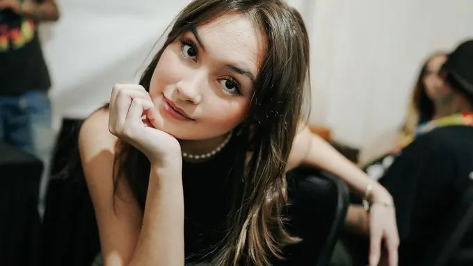 Caitlin Halderman dengan rambut panjang [Instagram/caitlinhalderman]