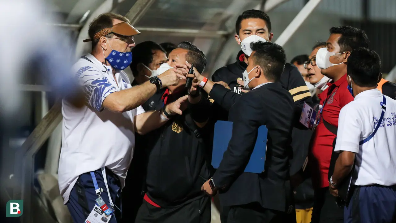 Pelatih Persib Bandung, Robert Alberts dan COO Bhayangkara FC, Sumardji.